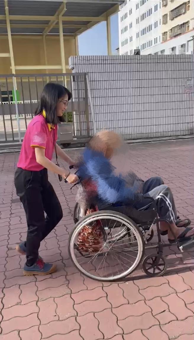 高雄放颱風假第4天，負責調度南高雄居服員的任督導表示，不少居服員擔心收入停擺，紛紛自願出勤。示意圖。（紀爰攝）