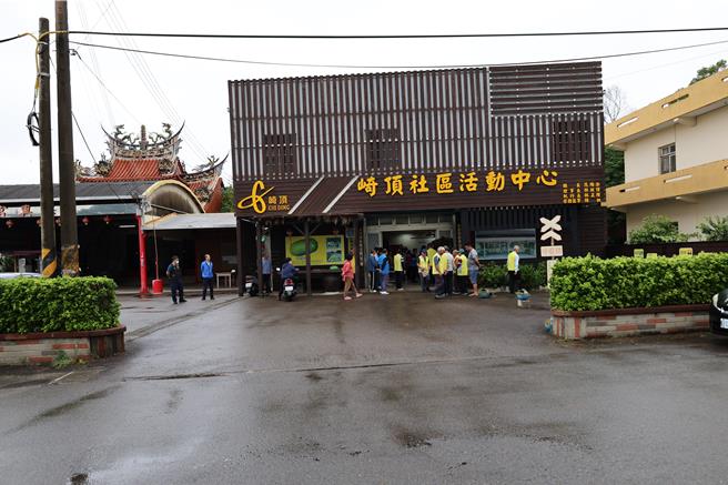 桃竹苗大硅谷计画用地，崎顶地区部分土地将会纳入，苗栗县长锺东锦4日上午专程走访崎顶社区活动中心关怀据点。（谢明俊摄）