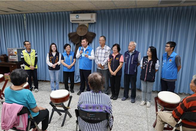 桃竹苗大硅谷计画用地，崎顶地区部分土地将会纳入，苗栗县长锺东锦4日上午专程走访崎顶社区活动中心关怀据点。（谢明俊摄）