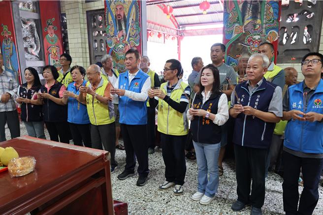 桃竹苗大硅谷计画用地，崎顶地区部分土地将会纳入，苗栗县长锺东锦4日上午专程走访崎顶社区活动中心关怀据点，并到保兴宫上香致敬。（谢明俊摄）