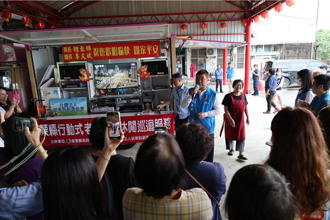 桃竹苗大硅谷计画用地，崎顶地区部分土地将会纳入，苗栗县长锺东锦4日上午专程走访崎顶社区活动中心关怀据点，并向长辈献唱日文歌曲。（谢明俊摄）