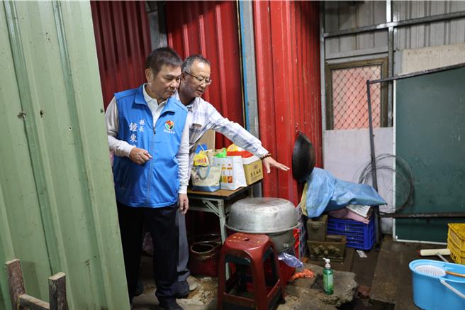 苗栗县长锺东锦4日上午专程走访崎顶社区活动中心关怀据点，允诺改善饮食所需厨房炊煮设备。（谢明俊摄）