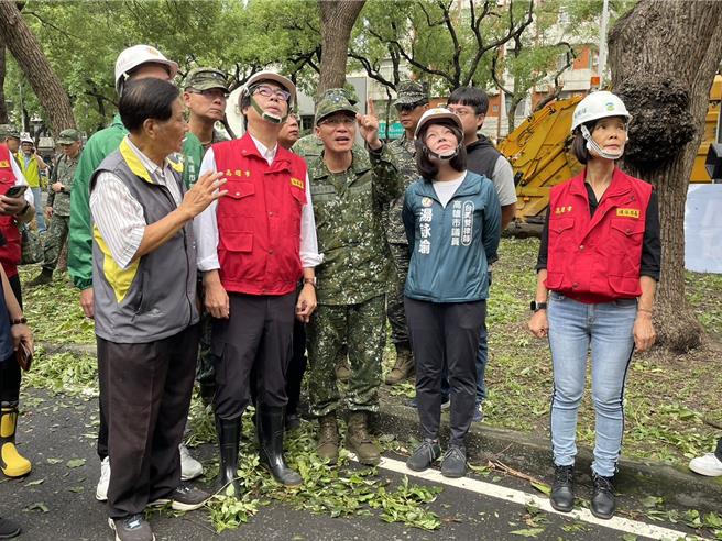 山陀儿颱风肆虐高雄，强劲风势导致各行政区路树倒一片，公园、校园、街道满目疮痍，高雄市长陈其迈4日上午前往苓雅区四维国小周边视察市容復原及环境整理状况。（洪浩轩摄）