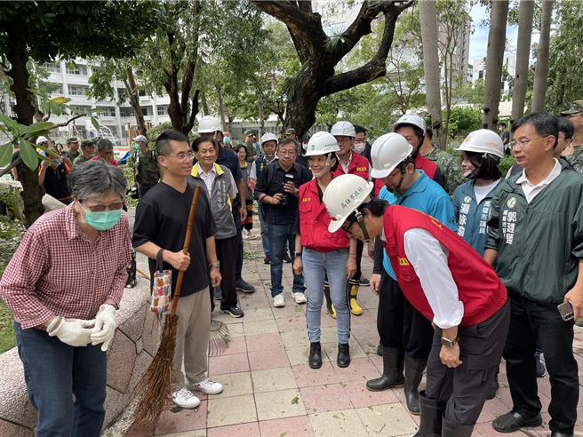 山陀儿颱风肆虐高雄，强劲风势导致各行政区路树倒一片，公园、校园、街道满目疮痍，高雄市长陈其迈4日上午前往苓雅区四维国小周边视察市容復原及环境整理状况。（洪浩轩摄）