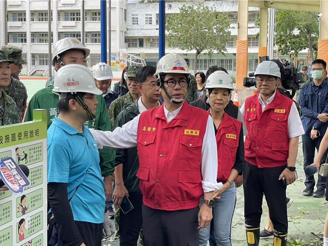 山陀儿颱风肆虐高雄，强劲风势导致各行政区路树倒一片，公园、校园、街道满目疮痍，高雄市长陈其迈4日上午前往苓雅区四维国小周边视察市容復原及环境整理状况。（洪浩轩摄）