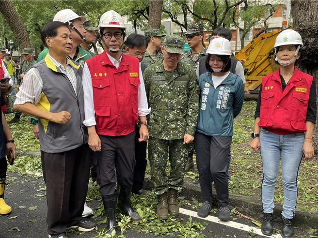 山陀儿颱风肆虐高雄，强劲风势导致各行政区路树倒一片，公园、校园、街道满目疮痍，高雄市长陈其迈4日上午前往苓雅区四维国小周边视察市容復原及环境整理状况。（洪浩轩摄）