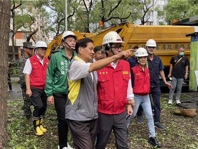 山陀儿颱风肆虐高雄，强劲风势导致各行政区路树倒一片，公园、校园、街道满目疮痍，高雄市长陈其迈4日上午前往苓雅区四维国小周边视察市容復原及环境整理状况。（洪浩轩摄）