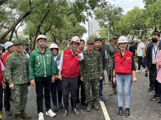 山陀儿颱风肆虐高雄，强劲风势导致各行政区路树倒一片，公园、校园、街道满目疮痍，高雄市长陈其迈4日上午前往苓雅区四维国小周边视察市容復原及环境整理状况。（洪浩轩摄）