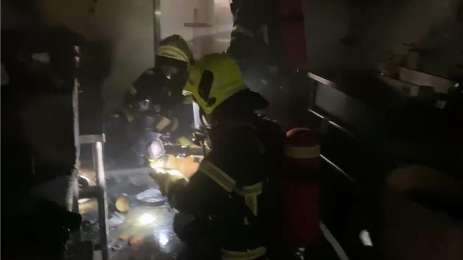 2024年10月4日澎湖县／澎湖科技大学学生餐厅一早酿火警，警消大举出动灭火，起火点疑似就在厨房。（许逸民摄）