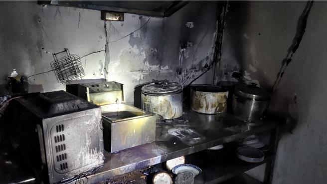 2024年10月4日澎湖县／澎湖科技大学学生餐厅一早酿火警，起火点疑似就是厨房的油锅，已烧到一片焦黑。（警消提供／许逸民澎湖传真）