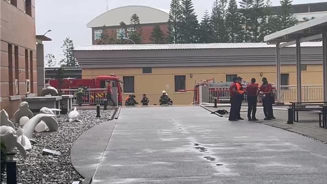 2024年10月4日澎湖县／澎湖科技大学学生餐厅一早酿火警，警消获报后不敢轻忽，大举出动12车25人赶往灭火。（许逸民摄）