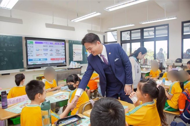 新竹市政府推动「班班喝鲜乳」计画，代理市长邱臣远4日前往港南国小，与学童们一起喝鲜奶补充钙，并向学童宣导乳制品好处。（新竹市政府提供／王惠慧新竹传真）