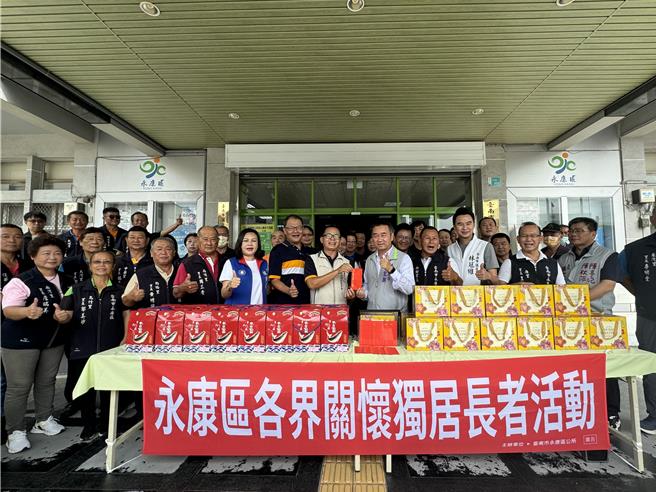 台南重阳节敬老金8日入帐，永康区公所今天也应景关怀独居长者。(曹婷婷摄)