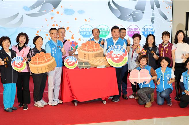 2024年度苗栗县优质大闸蟹预计国庆假期正式上市，苗栗县长锺东锦4日上午大力推销苗栗大匣蟹。（谢明俊摄）