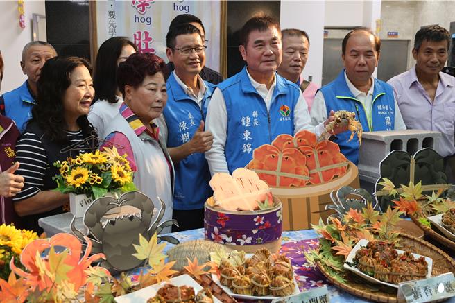 2024年度苗栗县优质大闸蟹预计国庆假期正式上市，苗栗县长锺东锦4日上午大力推销苗栗大匣蟹。（谢明俊摄）