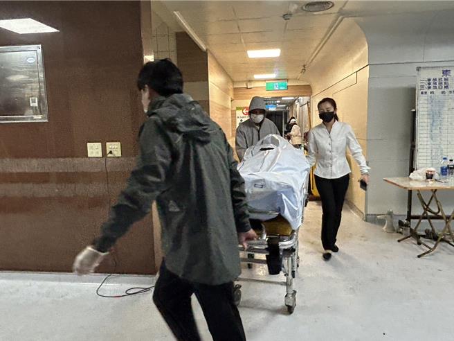 东港安泰医院3日火警酿9死，当中有7名呛死，1名心臟衰竭，53岁蔡姓男子尚待解剖厘清。（谢佳潾摄）