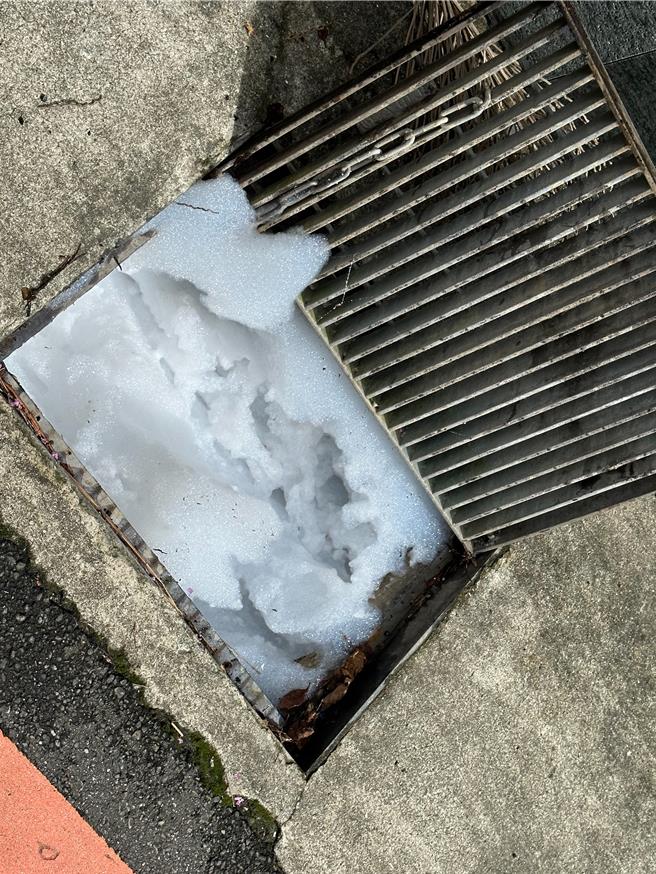 中和社區側溝內流入大量泡沫。（環保局提供）