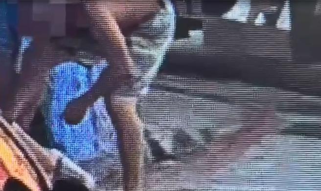 陳男偷走喝醉路倒的黃男金鍊。（警方提供）