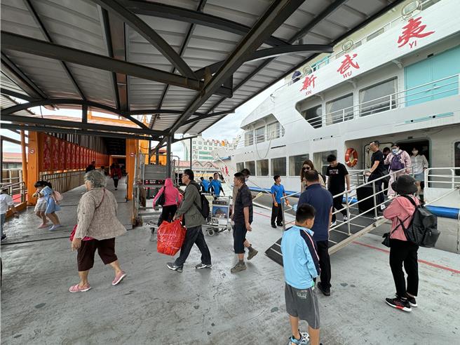 金门小三通受山陀儿颱风影响已停航2天，今日恢復厦门五通航线，上午载客率并未如预期「爆满」。（于家麒摄）