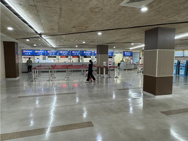 金门小三通今日恢復厦门五通航线，水头购票大厅空空如也，未见搭船人潮。（于家麒摄）