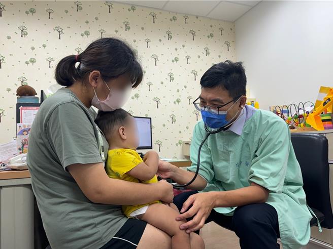 台中醫院小兒科主任李德敏（右）觀察近1個月門診發現，高燒合併狂吐或狂拉急性腸胃道症狀患者較去年同期增1至2成，甚至有5歲童感染諾羅病毒，全家4人都中標，提醒民眾勤洗手、注意飲食衛生是防疫之道。示意圖，非當事病患。（潘虹恩攝）