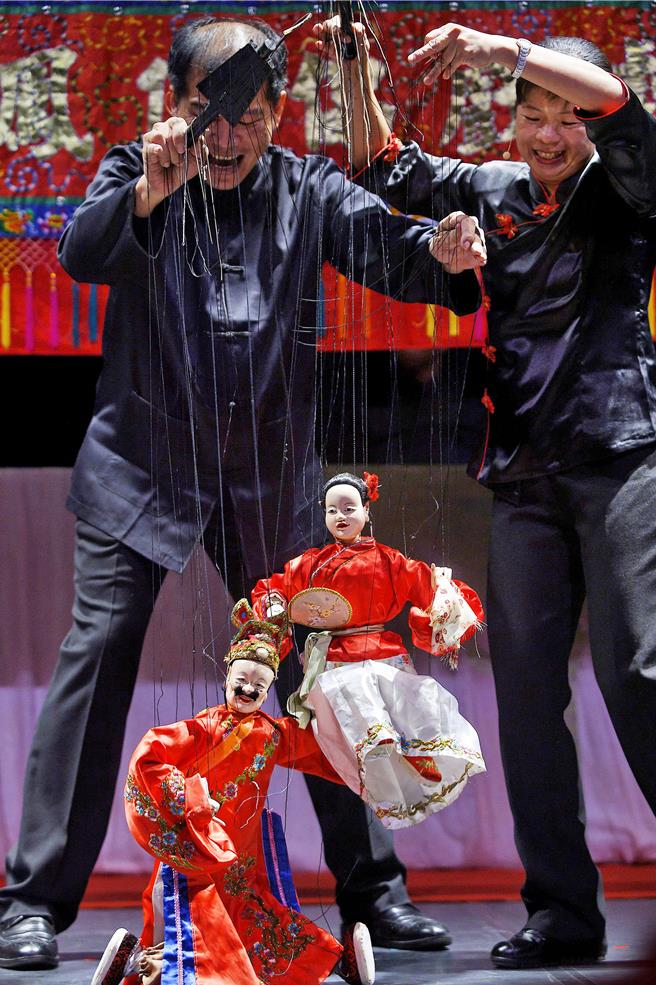 苗栗縣政府文觀局安排由錦飛鳳傀儡戲劇團所帶來「台灣傀儡嘉年華」，將於10月20日下午2點30分在文觀局中正堂前廳演出。（苗栗縣政府提供／謝明俊苗栗傳真）