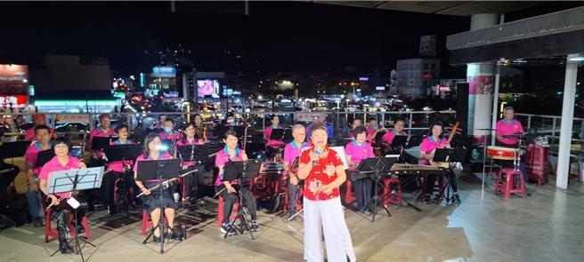 苗栗縣政府文化觀光局從10月至12月31日止的每週五、六晚上7時至8時，在苗栗後火車站西站外廣場舉行藝文展演活動。（苗栗縣政府提供／謝明俊苗栗傳真）