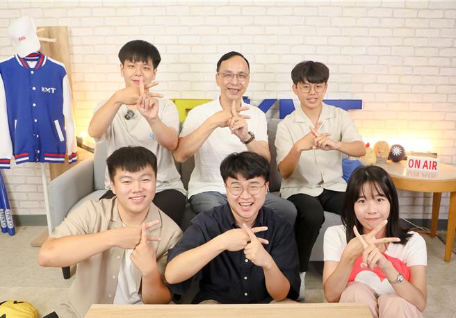 国民党企划节目「政治实习生 KMT Interns」于昨晚首播，党主席朱立伦（后排中）作为首集来宾，与Z世代青年们面对面畅谈最新时事话题，现场气氛热烈。（国民党提供／陈薏云台北传真）