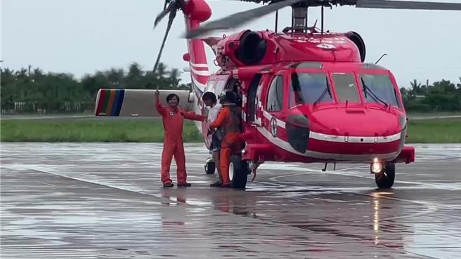 空勤總隊黑鷹直升機將賽普勒斯籍貨輪上受傷船員吊掛後送。（蔡旻妤攝）