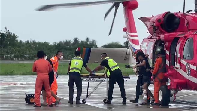 空勤總隊黑鷹直升機將賽普勒斯籍貨輪上受傷船員吊掛後送。（蔡旻妤攝）