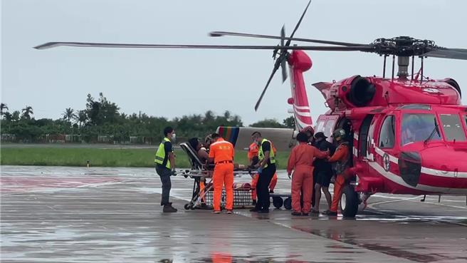空勤總隊黑鷹直升機將賽普勒斯籍貨輪上受傷船員吊掛後送。（蔡旻妤攝）