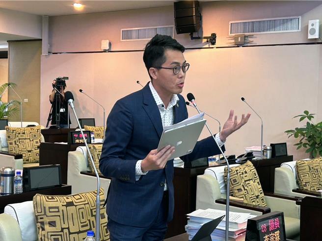 去年台南市举办全国运动会时，举重比赛场地设在南区大成国中；不料，明年即将举办的全国中等学校运动会，举重比赛场地改到东区后甲国中，将增加支出200万元。市议员李宗霖4日痛批「浪费纳税人的钱」。（李宗霖团队提供／洪荣志台南传真）