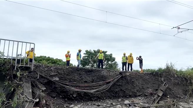 台鐵南迴線太麻里至知本路段路基流失。（蔡旻妤攝）