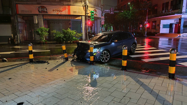 基隆一名27岁男子酒驾失控撞上市警局前的防撞圆柱，导致车头几乎全毁，所幸未造成任何伤亡。（图／翻摄记者爆料网）