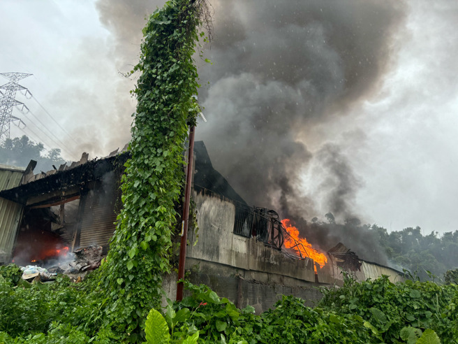 五股2间铁皮工厂全面燃烧 恶臭浓烟飘散数公里。(黄仲瑜翻摄)