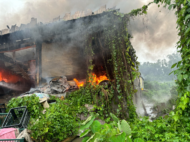 五股2间铁皮工厂全面燃烧 恶臭浓烟飘散数公里。(黄仲瑜翻摄)