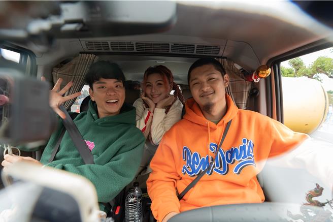 八弟（左起）、董仔、Leo王迎接第一位客戶。（公視台語台提供）