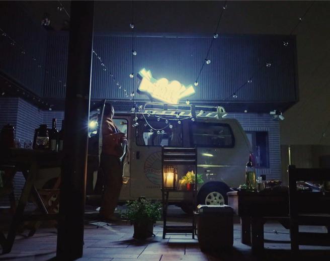 Leo王開車時不慎勾到燈串。（公視台語台提供）