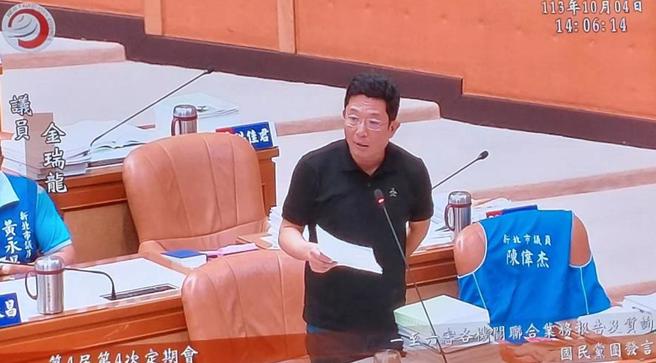 国民党新北市议员金瑞龙今（4）日在议会质询，促市府增加单身联谊场次至12场，以及增加每场参加人次，并放宽年龄限制。（陈慰慈摄）