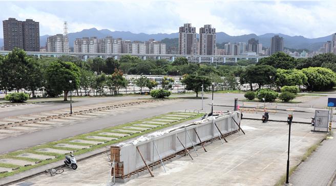 重达60吨的福和桥预力梁，因受山陀儿颱风影响，原订4日夜间办理更换作业延后至5日安装。（工务局提供）