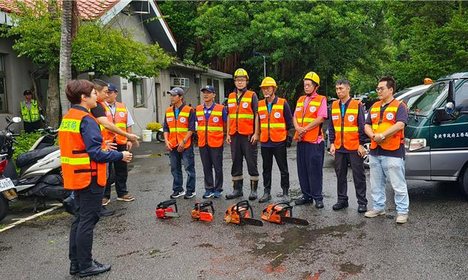 台北市府工務局也針對高雄的救災需求，盤整人力、機具後，4日中午由工務局專委李沐磬率隊，前往高雄協助救災，盼協助高雄盡早恢復市容，讓民眾正常生活。（台北市工務局提供／丁上程台北傳真）