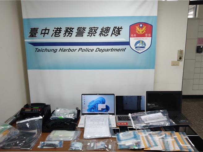 警方當場查扣鎮爆槍1支、褶疊刀2支、球棒1支、手機6支、電腦3台、平板2台、帳冊數本及借據數張等證物，破獲以吳姓主嫌為首的暴力討債集團。（台中港務警察總隊提供／張妍溱台中傳真）