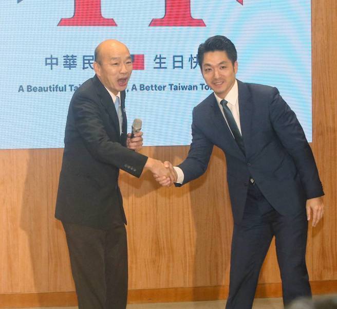 立法院长、国庆筹委会主委韩国瑜（左）和台北市长蒋万安（右）4日出席2024国庆记者会，宣布国庆日当天国庆大会与国庆焰火，也说明国庆晚会筹备状况与「天后」江蕙復出首唱的准备情形，两人一见面相互致意。（赵双杰摄）