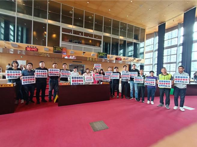 台中市議會今日開議，針對中央總預算遭退回，綠營斥台中多位立委沒有幫台中說話。（陳淑娥攝）