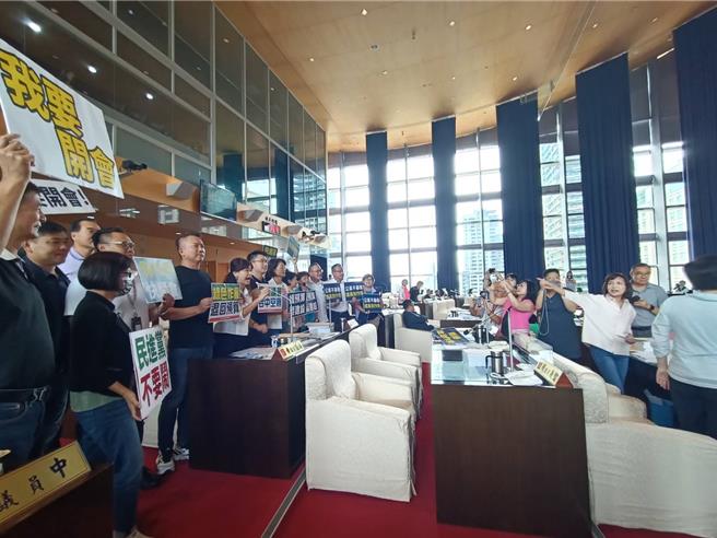 台中市議會今日開議，藍綠陣營互相叫囂。（陳淑娥攝）