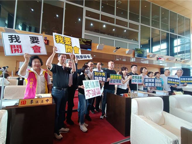 台中市議會今日開議，藍營要大家審查台中市預算，而不是一直提中央總預算。（陳淑娥攝）