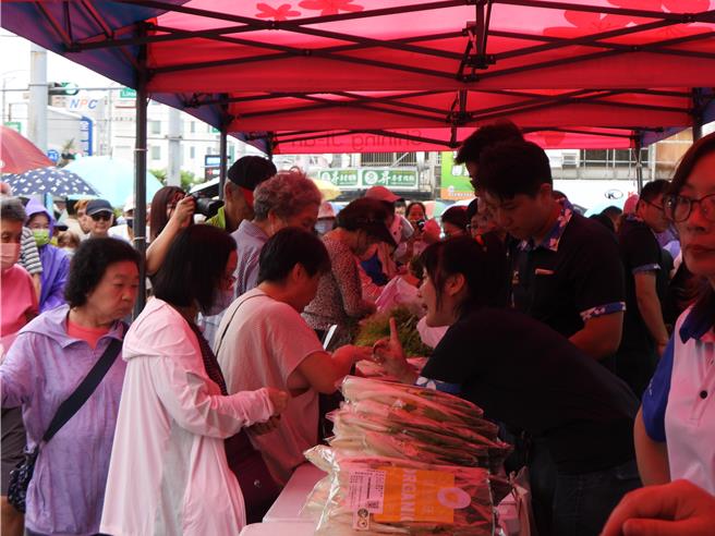 山陀兒颱風影響，花蓮對外交通受阻多日，縣內蔬果無法北上運銷，吉安鄉農會4日與鄉公所合作，在遠東百貨前廣場，舉辦在地快閃農業行銷市集，讓民眾以50元銅板價帶回當季最新鮮的農產品，吸引許多民眾到現場搶購。（羅亦晽攝）
