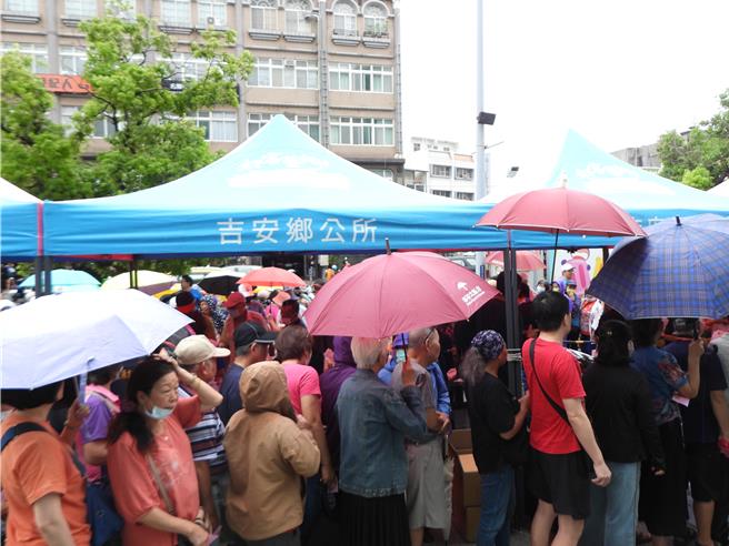 山陀兒颱風影響，花蓮對外交通受阻多日，縣內蔬果無法北上運銷，吉安鄉農會4日與鄉公所合作，在遠東百貨前廣場，舉辦在地快閃農業行銷市集，讓民眾以50元銅板價帶回當季最新鮮的農產品，吸引許多民眾到現場搶購。（羅亦晽攝）