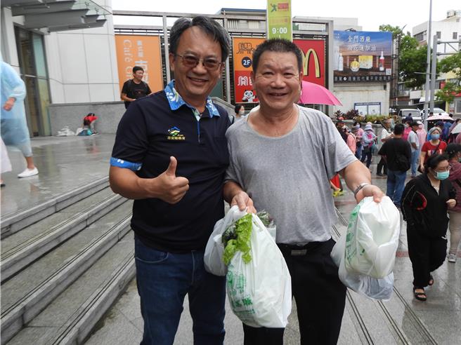 花蓮吉安鄉農會4日與鄉公所合作，在遠東百貨前廣場，舉辦在地快閃農業行銷市集，以50元銅板價販售當季新鮮的農產品，民眾買到農產後相當開心。（羅亦晽攝）