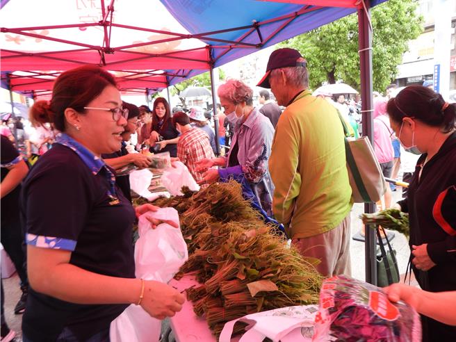 山陀兒颱風影響，花蓮對外交通受阻多日，縣內蔬果無法北上運銷，吉安鄉農會4日與鄉公所合作，在遠東百貨前廣場，舉辦在地快閃農業行銷市集，讓民眾以50元銅板價帶回當季最新鮮的農產品，吸引許多民眾到現場搶購。（羅亦晽攝）